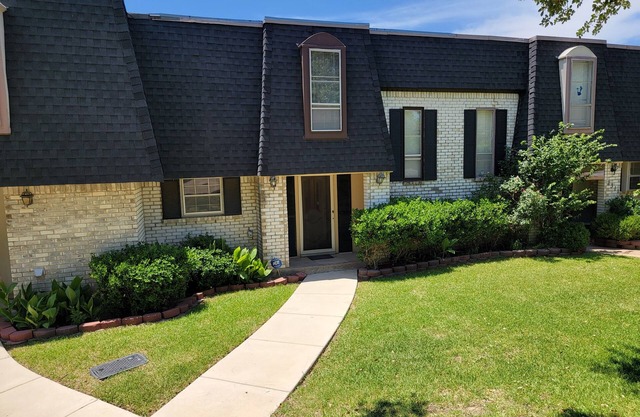 Charming townhome with free parking on premises