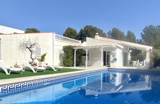Charming Villa with Private Pool, Close to Beach, BBQ, and Family-Friendly Amenities