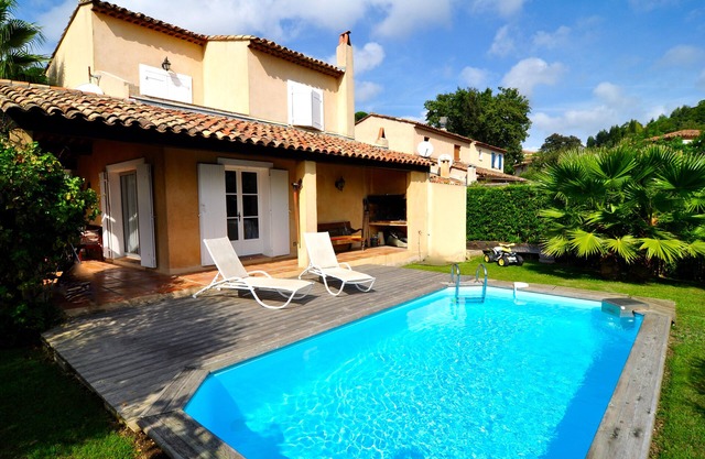 Charming villa with private pool under palmtrees near St. Tropez