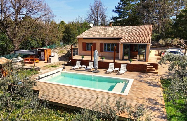 Charming villa with swimming pool, Régusse