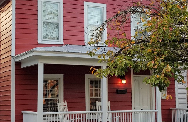 Charming, warm & tranquil historic downtown New Bern home