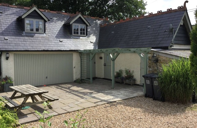 Charming Well Equipped Lodge by the Beautiful River Yarty