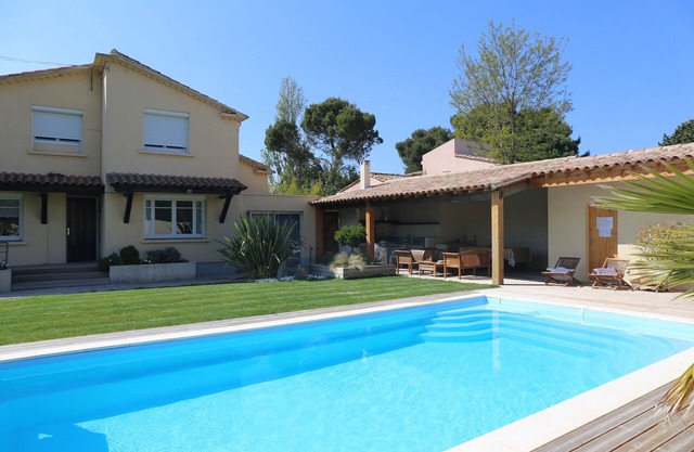 Charming, well-equipped villa with heated swimming pool in large grounds 4*