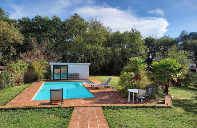 CHARMING WOODEN VILLA WITH PRIVATE POOL. BRIGHT, QUIET, NEAR TOULOUSE.