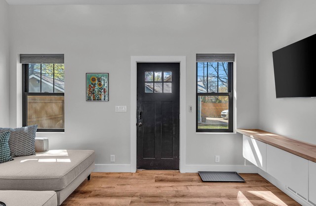 Charmingly Stylish 1-bed Loft Apt! Wonderful Lawrence Barker neighborhood