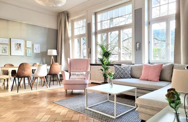 Charysma - Jugendstil trifft Moderne, Schlafzimmer mit Smart-TV, Tischfussball, Darts, Parkplatz