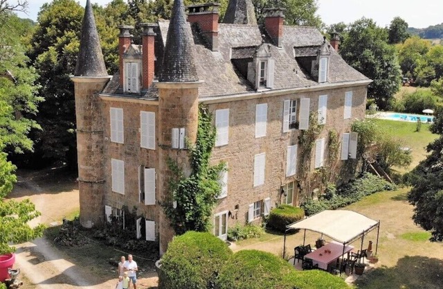 Chateau de Sarrazac, beautiful castle in the Dordogne