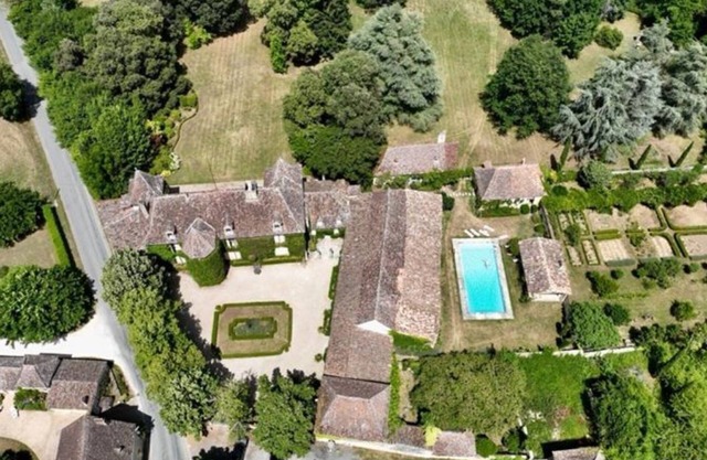 Château with a Large Pool and magnificient park. Château & independent house.