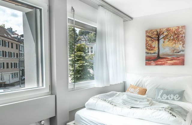 ★ cheer 1 BR-Apt with Netflix "funky yellow"★