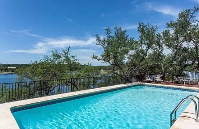 Cheerful 3 bedroom lake house with pool