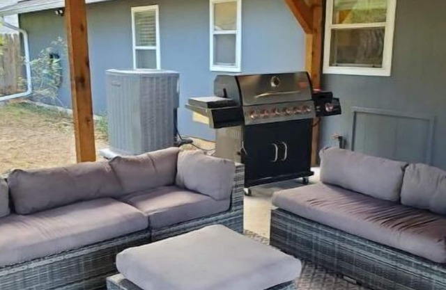 Cheerful 3-bedroom a short walk to downtown square