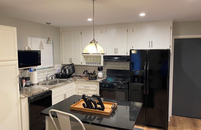 Cheerful 3-bedroom with parking - Pet friendly