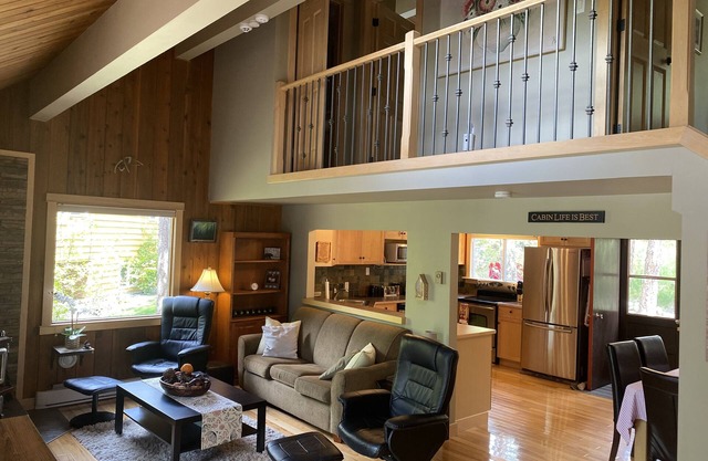 Cheerful 3 bedroom cabin with indoor fireplace