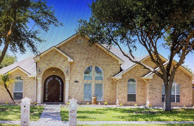 Cheerful 4 BR place with pool, game room and after pool rest area