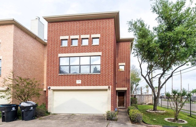Cheerful three-bedroom townhouse near NRG