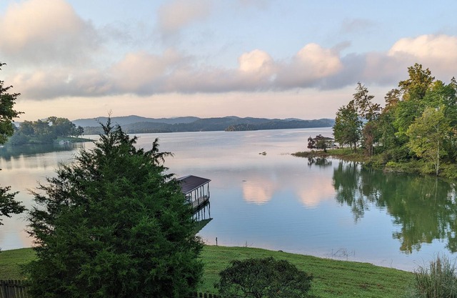 Cherokee lakefront cabin w/boat launch