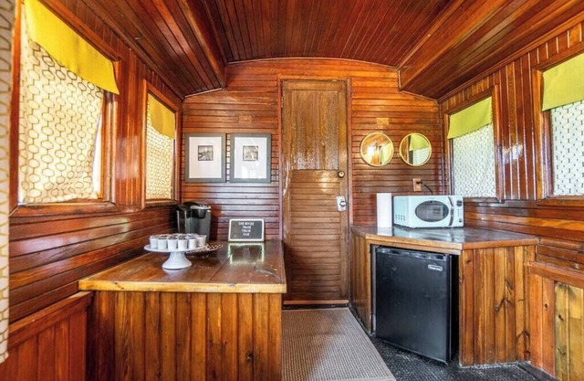 Cherokee Trace Train Car Glamping *with HOT TUB*