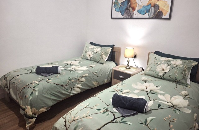 Cherry Blossom Apartment with Courtyard - 5min Walk to Centre