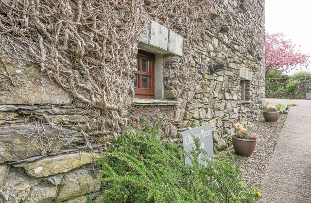 CHERRY TREE BARN, pet friendly, with open fire in Newby Bridge