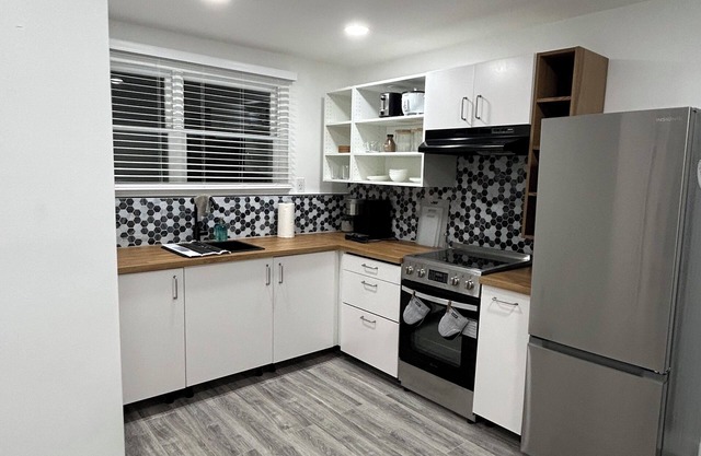 Chic 1-bedroom apartment in cool Lynn with AC, WiFi, Full Bath and Full Kitchen