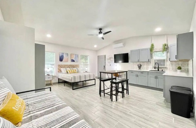 Chic 1BR Orlando Stay | Parking, Wi-Fi + Comfort