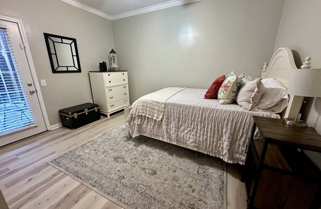Chic 2BR/2BA Condo - Ideal Derby Weekend Escape!