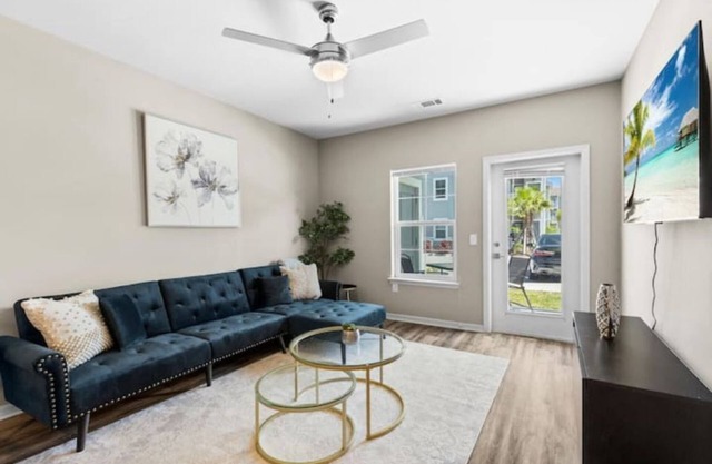 Chic 2BR/2BA Condo: Pool & More!