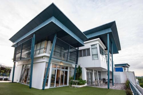 Chic 5BR Penthouse Harbour View Legoland