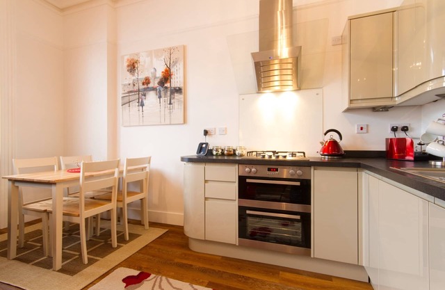 Chic and central 1st floor apartment close to beach and cafes