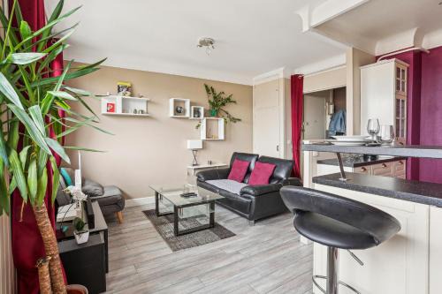 Chic and comfortable apart near Paris