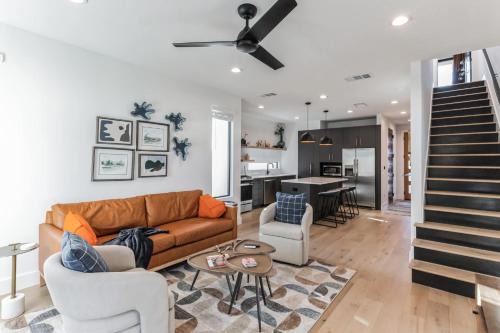 Chic Austin Getaway brand new with rooftop patio