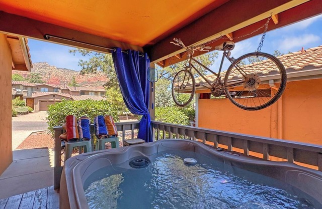 Chic Bicycle House-Views-Hot Tub-Pets OK, The Bicycle House~ Red Rock Getaway
