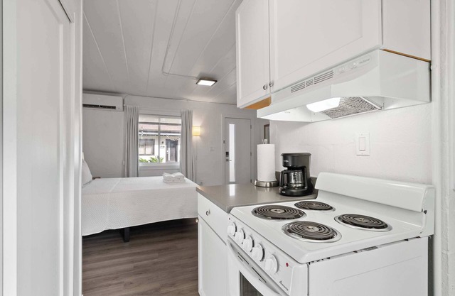 Chic City Retreat 93I Sleeps 2