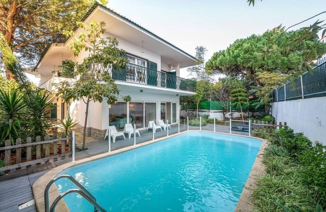 Chic Coastal Villa Pool, Garden & Beach Vibes