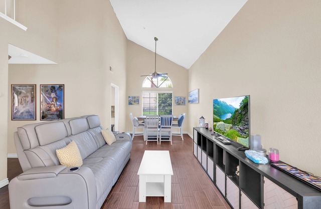 Chic & Comfy Home Near Airport Pet-Friendly
