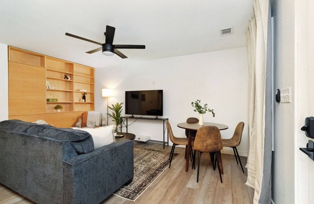 Chic & Cozy Condo in Manhattan – Free Parking!