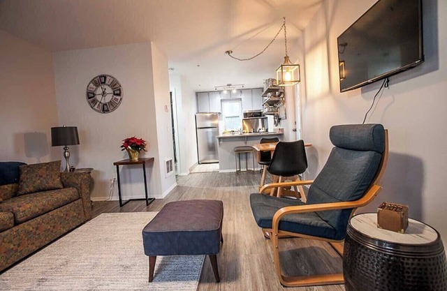 Chic Design - 1 Bedroom, Pull out sofa, 2 Bathrooms - Walking Distance to Downtown Hood River