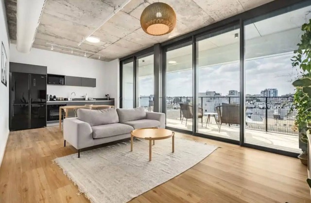 Chic High-End Stay 1BR 52 Sqm Balcony Parking