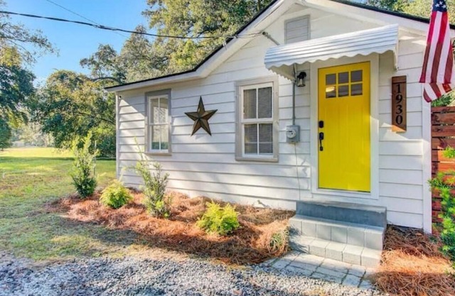 Chic Johns Island Cottage w/King Bed+Smart TVs!