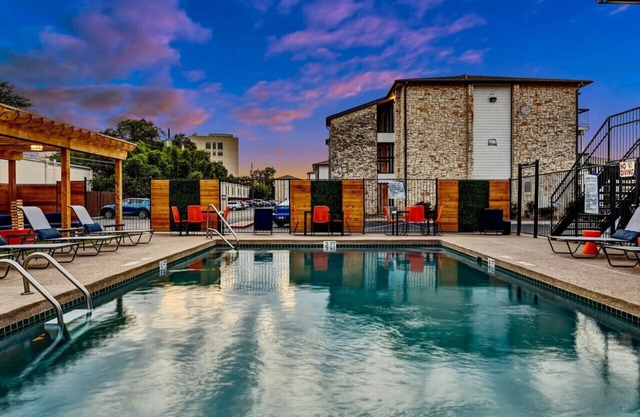 Chic Meets Comfort: 1BR Austin Apt Near Downtown