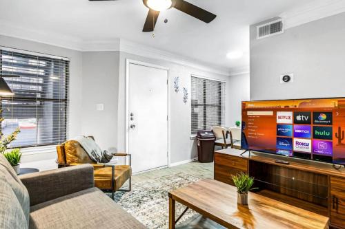 Chic Meets Comfort 1BR Austin Apt Near Downtown