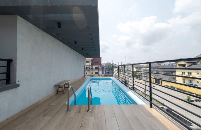 Chic & Modern Serviced Luxury Apartment — Heart of VI