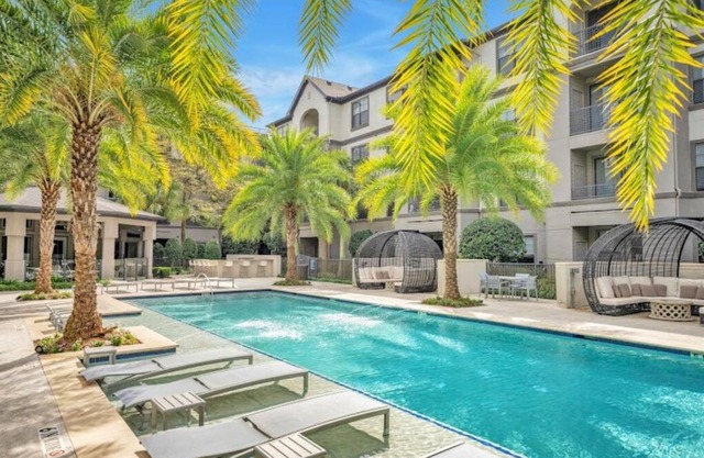Chic Retreat-WALK to NRG-POOL
