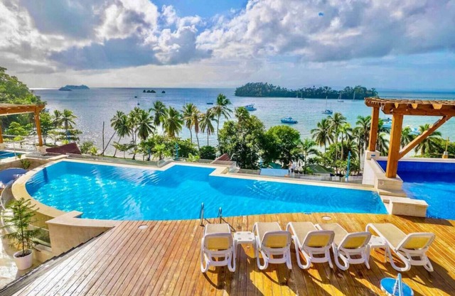 Chic Studio with King size Bed, Balcony with Spectacular Bay View, Pool, Full AC