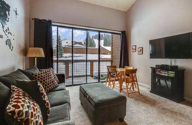 Chic Tahoe Donner Queen Studio w/Loft #212