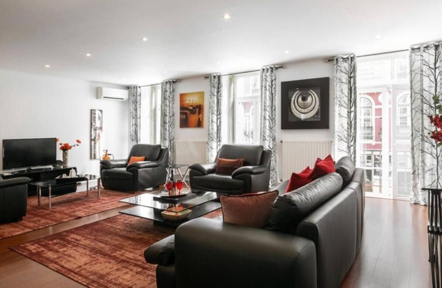 Chic Three Bedroom Apartment in Chiado's Heart