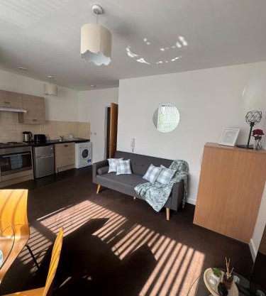 Chic Trafford Apartment, Private Underground Parking, Fast Wi-Fi, Self Check-in Anytime, 5 mins to Old Trafford Stadium