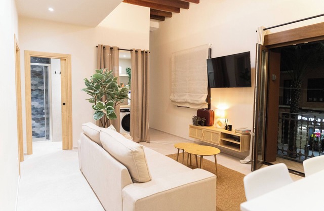 Chic two-bedroom apartment in Alicante downtown. Exclusive 2-story building
