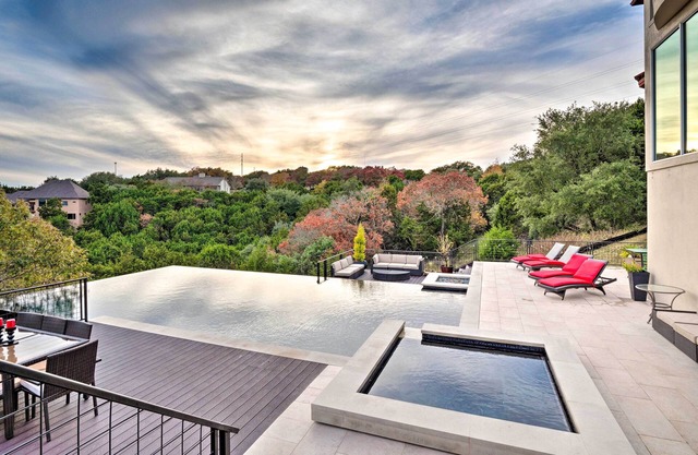 Chic Villa w/Infinity Pool: 10 Mi to Downtown!