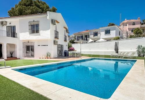 Chic Villa with pool, garden and parking REMS